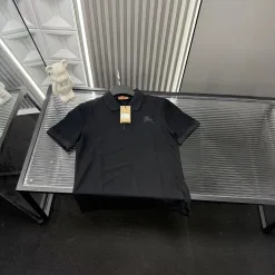 Hochwertiger Burberry Kurzarm-Stil in Schwarz