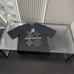 Hochwertige Louis Vuitton Kurzarm-Kollektion mit schwarzer Stickerei