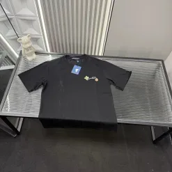 Hochwertige Louis Vuitton Kurzarm-Kollektion mit schwarzem Strass