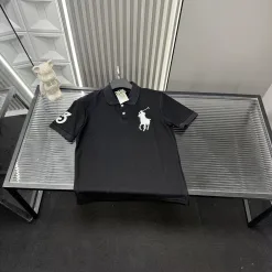 Hochwertige Ralph Lauren Kurzarm-Kollektion mit schwarzer Stickerei