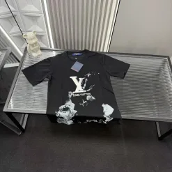 Luxus-Kollektion mit kurzen Ärmeln und schwarzer Stickerei von Louis Vuitton