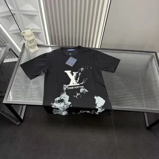 Luxus-Kollektion mit kurzen Ärmeln und schwarzer Stickerei von Louis Vuitton