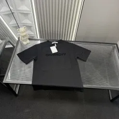 Hochwertiger Givenchy Kurzarm-Stil mit schwarzer Stickerei