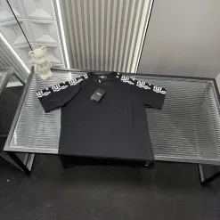 Hochwertige Fendi Kurzarm-Kollektion mit schwarzem Logo