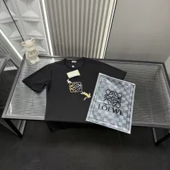 Premium Loewe Kurzarm-Kollektion mit schwarzem Logo