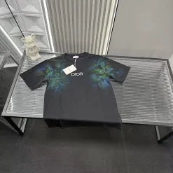 Hochwertige Dior-Kollektion mit kurzen Ärmeln und schwarzer Stickerei