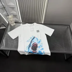 Hochwertige Givenchy Kurzarm-Kollektion mit weißem Logo