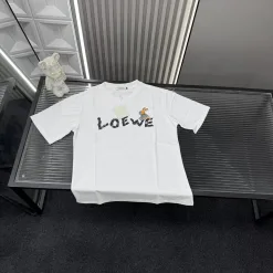 Luxus-Kurzarmshirt von Loewe im weißen Logo-Stil