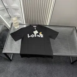 Premium Loewe Kurzarm-Kollektion mit schwarzem Logo
