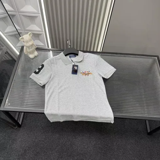 Hochwertige Ralph Lauren Kurzarm-Kollektion mit grauer Stickerei