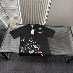 Premium Gucci Kurzarm-Kollektion mit schwarzem Print