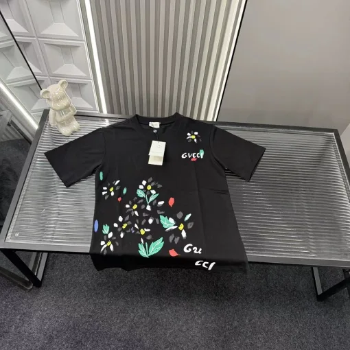 Premium Gucci Kurzarm-Kollektion mit schwarzem Print