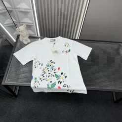 Premium Gucci Kurzarm-Stil mit weißem Druck