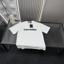 Luxus-Kollektion mit kurzen Ärmeln und weißer Stickerei von Louis Vuitton