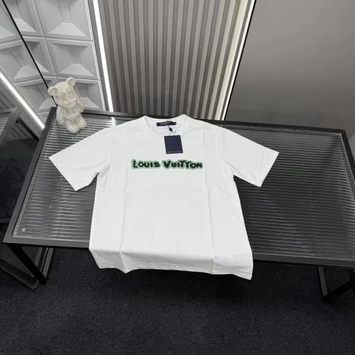 Luxus-Kollektion mit kurzen Ärmeln und weißer Stickerei von Louis Vuitton