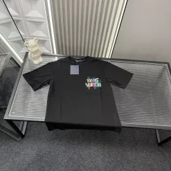 Hochwertiges Louis Vuitton Kurzarmhemd im schwarzen Logo-Stil