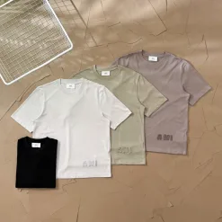 Hochwertiges Ami Kurzarm-Shirt aus weißer Baumwolle mit Stickerei