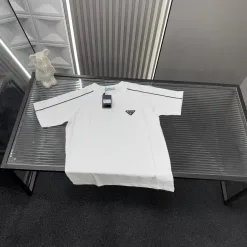 Hochwertige Prada Kurzarm-Kollektion aus weißer Baumwolle mit Logo