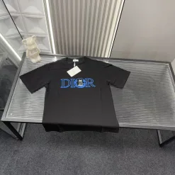 Hochwertige Dior Kurzarm-Kollektion mit schwarzem Logo