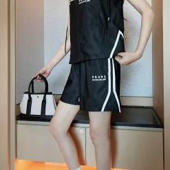 Luxus-Shorts von Prada in Weiß mit Print