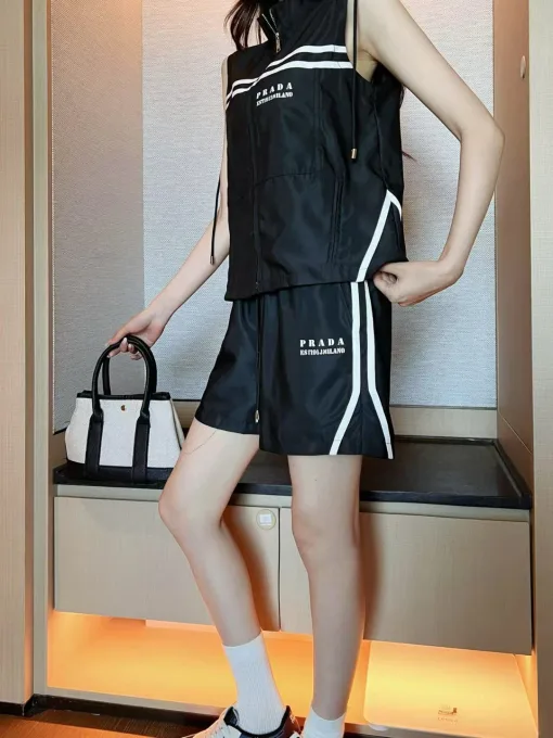 Luxus-Shorts von Prada in Weiß mit Print