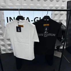 Luxus-Kollektion mit kurzen Ärmeln und weißem Strass von Louis Vuitton