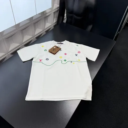 Luxuriöse Louis Vuitton Kurzarm-Kollektion mit weißem Logo