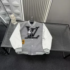 Hochwertiger Louis Vuitton Mantel aus grauem Leder in Patchwork-Kollektion