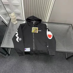 Hochwertige Champion-Jacken im schwarzen Logo-Stil