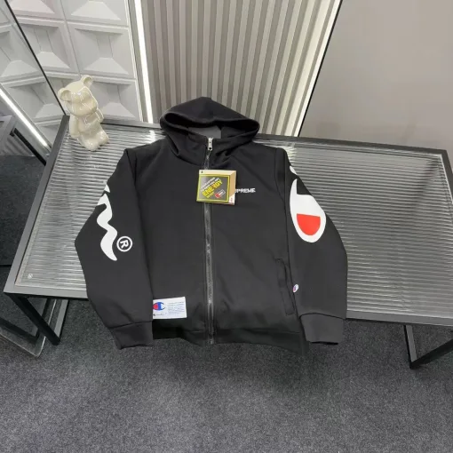 Hochwertige Champion-Jacken im schwarzen Logo-Stil
