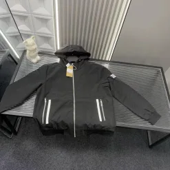 Hochwertiger Burberry Mantel aus schwarzer Lederstickerei-Kollektion