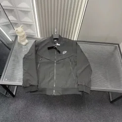 Premium Nike Mantel Schwarz Minimalistischer Stil