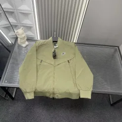 Bestseller Nike Mantel Grün Minimalistische Kollektion