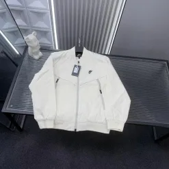 Premium Nike Mantel Weiß Minimalistischer Luxus