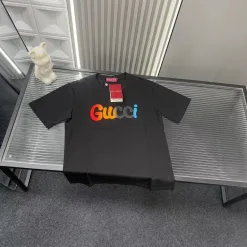 Hochwertige Gucci-Kollektion mit kurzen Ärmeln und schwarzer Stickerei