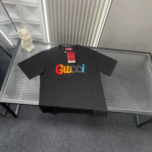Hochwertige Gucci-Kollektion mit kurzen Ärmeln und schwarzer Stickerei