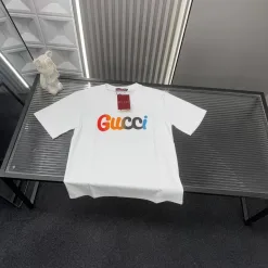 Hochwertiger Gucci Kurzarm-Stil mit weißer Stickerei