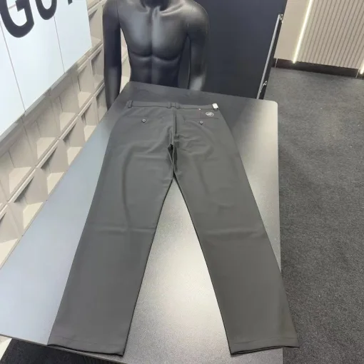 Luxus-Mammuthose aus schwarzer Seide im Logo-Stil