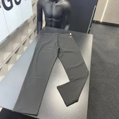 Hochwertige Mammuthose aus schwarzer Seide mit Stickerei