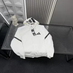 Hochwertige Adidas Jacken im weißen Logo-Stil