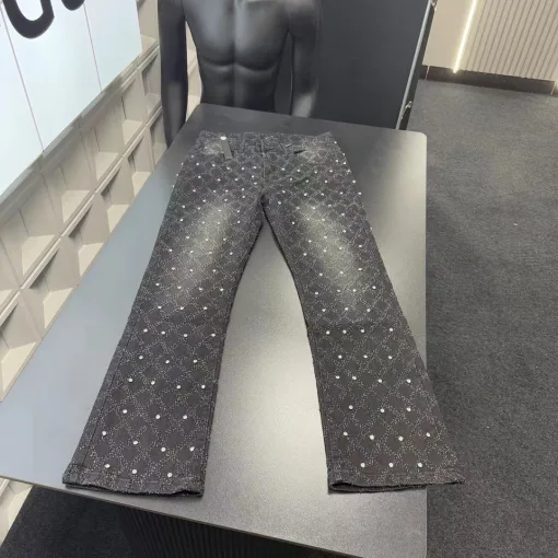 Hochwertige Ami-Hose im schwarzen Print-Stil
