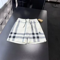 Hochwertige Burberry Shorts im weißen bestickten Stil
