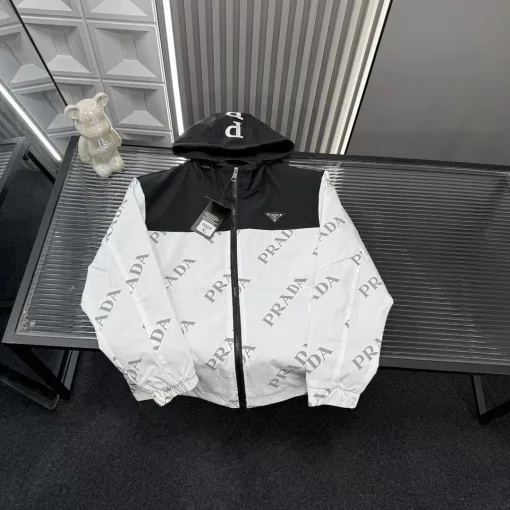 Hochwertige Prada Jacken Weiße Logo Kollektion