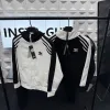 Hochwertiger Adidas-Mantel in Weiß mit Stickerei