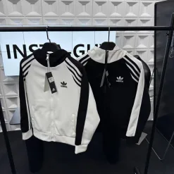 Hochwertiger Adidas-Mantel in Weiß mit Stickerei