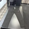 Hochwertige Adidas Hose im schwarzen bestickten Stil