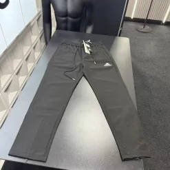 Hochwertige Adidas Hose im schwarzen bestickten Stil