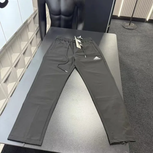 Hochwertige Adidas Hose im schwarzen bestickten Stil