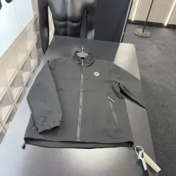 Hochwertige Mammutjacken in Schwarz mit Stickerei