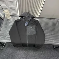 Hochwertiger Prada Mantel in Schwarz